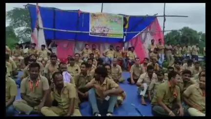 ପରଜଙ୍ଗ: ବାଉଁଶପାଳ ଛକ ଠାରେ ୭ଦଫା ଦାବି ନେଇ ଡ୍ରାଇଭର ସଂଘର ଆନ୍ଦୋଳନ ଜାରି