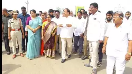 ఖమ్మం అర్బన్: నగరంలో చేపట్టిన రోడ్డు నిర్మాణ పనులను సకాలంలో పూర్తి చేయాలని మంత్రి తుమ్మల నాగేశ్వరరావు ఆదేశం