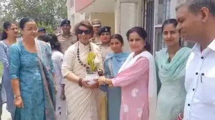 कैथल: हरियाणा राज्य महिला आयोग की चेयरपर्सन रेनू भाटिया पहुंची कैथल, वन स्टॉप सेंटर का किया निरीक्षण