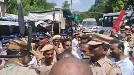 வேலூர்: முதல்வர் திறந்து வைத்த 1 வாரத்தில் GH மூடப்பட்டதாக அண்ணா கலையரங்கம் அருகே ஆர்ப்பாட்டத்தில் ஈடுபட முயன்ற அதிமுகவினர் கைது