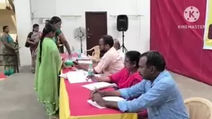 கரூர்: உழவர்சந்தை அருகே நகர்ப்புற வாழ்விட மேம்பாட்டு வாரியம் சார்பில் அடுக்குமாடி குடியிருப்புகளில் வீடு வழங்க நடந்த குலுக்கல்