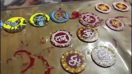 पिथौरागढ़: घनश्याम ओली चाइल्ड वेलफेयर सोसाइटी के बच्चे हाथ से बना रहे हैं राखियां