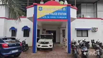 વાપી: શહેરમાં ગીતા નગર પાસેથી નકલી PSI દારૂની હેરાફેરી કરતા પકડાયો, આરોપી અમદાવાદનો રહેવાસી કૃષ્ણરાજ ગોહિલ