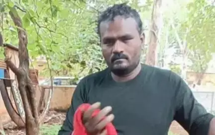 జహీరాబాద్: కుమారుడి జనన ధ్రువీకరణ పత్రం విషయమై పట్టణంలోని తహసీల్దార్ కార్యాలయం వద్ద తలపై పెట్రోల్ పోసుకుని వ్యక్తి హల్‌చల్‌