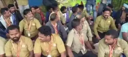 ଫୁଲବାଣୀ ସହର: ରାଇକିଆ ଶାଖାର ଡ୍ରାଇଭରମାନେ ୭ ଦଫା ଦାବି ନେଇ ଷ୍ଟିଅରିଂ ଛାଡ଼ ଆନ୍ଦୋଳନରେ ସାମିଲ