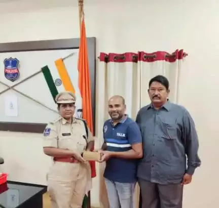 నిర్మల్: జిల్లా కేంద్రంలో దొరికిన డబ్బులను పోలీసులకు అప్పగించి నిజాయితీ చాటుకున్న యువకుడిని అభినందించిన ఎస్పీ జానకి షర్మిల