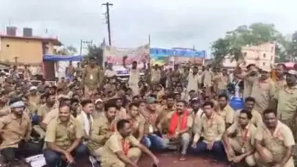 ଚମ୍ପୁଆ: ଡ୍ରାଇଭର ମହସଂଘର ଆନ୍ଦୋଳନରେ ବଡବିଲ ପ୍ରଭାବିତ, ୫୨୦ ନମ୍ବର ଜାତୀୟ ରାଜପଥରେ ଯାନବାହନ ଚଳାଚଳ ବନ୍ଦ