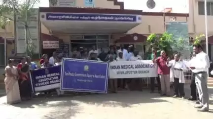 ஸ்ரீவில்லிபுத்தூர்: டாக்டருக்கு கத்தி குத்து- மருத்துவர்களுக்கு பாதுகாப்பு வழங்கக்கோரி GHல் மருத்துவர்கள் ஆர்ப்பாட்டம்