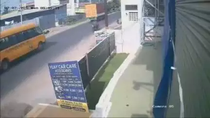 ஈரோடு: வெட்டிக்காட்டு வலசில் வளைவில் திரும்பிய இருசக்கர வாகனம் தீ பிடித்தது- அந்தரத்தில் பறந்த குழந்தையின் CCTV காட்சிகள் வைரல்