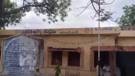 ఆకుతోటపల్లిలో ఫుడ్ పాయిజన్, అస్వస్థతకు గురై ఆసుపత్రిలో చికిత్స పొందుతున్న వారిని పరామర్శించిన ఎమ్మెల్యే సింధూర రెడ్డి