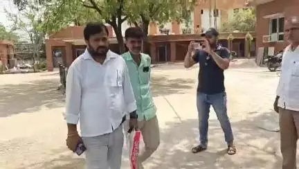 उरई: पुलिस अधीक्षक कार्यालय में पहुंचकर व्यक्ति ने एसपी से की शिकायत, दबंगों ने प्लॉट पर किया कब्जा