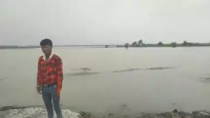 अमृतपुर: तीसराम की मडैयों में बाढ़ का पानी पहुंचने से ग्रामीण परेशान, मक्के की फसल हुई नष्ट