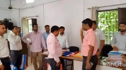 मढ़ौरा: भावलपुर के 14 मतदान केंद्रों पर बुधवार को होगा उपचुनाव, पोलिंग पार्टी को निर्वाची पदाधिकारी ने किया रवाना