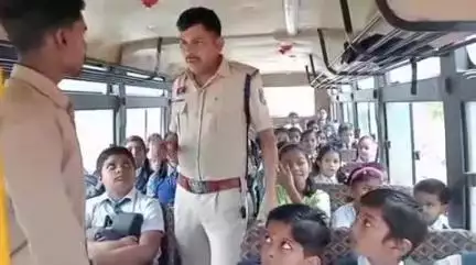 दंतेवाड़ा: दंतेवाड़ा में यातायात पुलिस ने संचालित निजी स्कूल बसों की चेकिंग की, जिनमें बच्चे स्कूल आते-जाते हैं