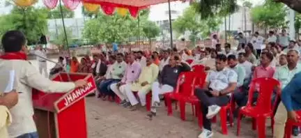 सुल्तानपुर: सुल्तानपुर जिले के तिकोनिया पार्क में विद्यालय युग्मन और बंदी के विरोध में शिक्षक संघ का प्रदर्शन