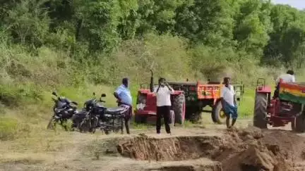 திருப்பத்தூர்: பர்மிட் வாங்கி வைத்துள்ளோம் என்ற பெயரில் அனுமதிக்கப்பட்ட அளவைவிட ஜடையனூர் ஏரியில் மண் கொள்ளை-ட்ரிப்சீட் இல்லாமல் ஓடும் வாகனங்கள்