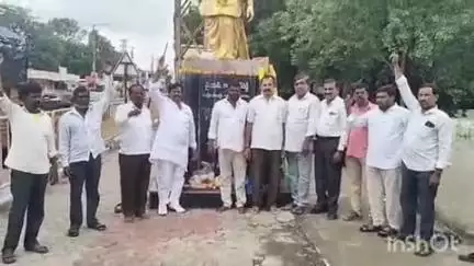 పరిగి: పట్టణంలో మాజీ ముఖ్యమంత్రి వైయస్ రాజశేఖర్ రెడ్డి విగ్రహానికి పూలమాల వేసి నివాళులర్పించిన కాంగ్రెస్, ప్రజా సంఘాల నాయకులు