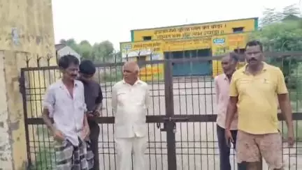 पीलीभीत: बारात भोज गांव में स्थित समिति पर खाद न बांटने का आरोप लगाकर किसानों ने किया प्रदर्शन #jansamasya