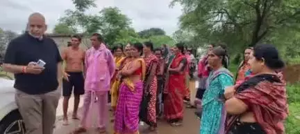 କେସିଙ୍ଗା: କଶ୍ରୁପଡ଼ା-ସିଂଝରଣ ରାସ୍ତା ପାଇଁ ରାସ୍ତାରୋକ କଲେ,ବିଡ଼ିଓ ଙ୍କ ଦ୍ୱାରସ୍ଥ ହେଲେ ମହିଳା l
