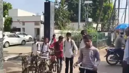 हमीरपुर: पंधरी के पास कॉलेज से घर जा रही छात्राओं के साथ शराबियों ने की छींटाकशी, विरोध पर छात्रों को पीटा