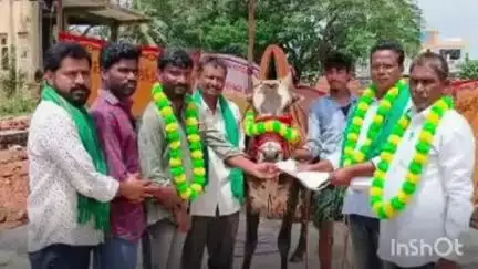 అశ్వారావుపేట: దమ్మపేట మండలం కేంద్రంలో బస్టాండ్ సాధన కమిటీ సభ్యులు గంగిరెద్దుకి వినతిపత్రం ఇస్తూ నిరసనను తెలిపారు