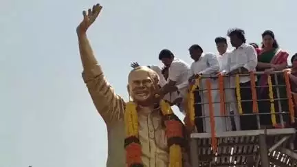 విశాఖపట్నం: బీచ్ రోడ్ లో ఉన్న వైఎస్ రాజశేఖర్ రెడ్డి జయంతి సందర్భంగా ఆయన విగ్రహానికి పూలమాలేసి నివాళులర్పించిన కేకే రాజు