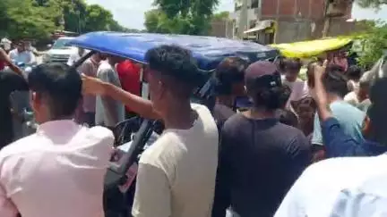 गोंडा: अयोध्या गोंडा रोड पर मोटरसाइकिल और ई-रिक्शा के बीच आमने-सामने हुई भिड़ंत, 2 महिलाओं, 2 बच्चों सहित 1 युवक को आई चोट