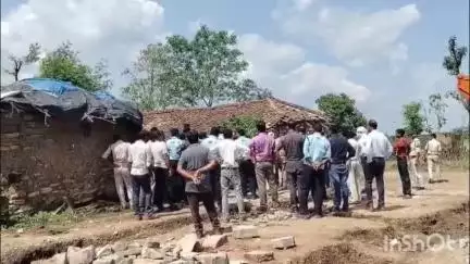 मैहर: मैहर तहसील के सडेरा गांव में थाना प्रभारी और तहसीलदार की मौजूदगी में कृषक लखन पटेल का आशियाना गिरा