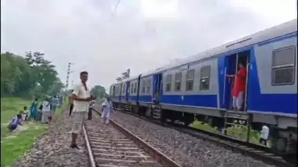 जखनिया: ट्रैक्शन वायर टूटने से हरमुजपुर हाल्ट पर 4 घंटे खड़ी रही मेमू पैसेंजर, परेशान यात्रियों को ग्रामीणों ने पानी पिलाया