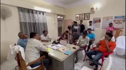কুমারঘাট: কুমারঘাট পুরপরিষদের বিভিন্ন উন্নয়নমূলক কাজকর্ম নিয়ে একটি সাংবাদিক সম্মেলন অনুষ্ঠিত হয়