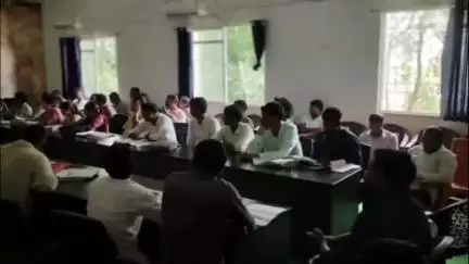 गांडेय प्रखंड कार्यालय में बीडीओ निसांत अंजुम ने आवास व मनरेगा योजनाओं की समीक्षा बैठक की