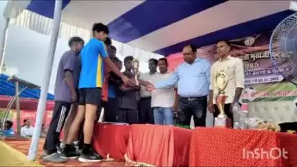 लातेहार: जिला खेल स्टेडियम में जिलास्तरीय सुब्रतो मुखर्जी फुटबॉल प्रतियोगिता का समापन