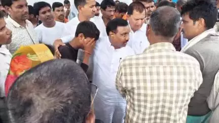 मझौली: कांग्रेस के पूर्व मंत्री कमलेश्वर पटेल वस्तुआ पहुंचे, मृतक के परिजनों से मुलाकात कर दिया आश्वासन