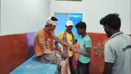 अमरपुर: पवई डीह गांव में दीवार गिरने से मलबे में दबकर एक मजदूर घायल