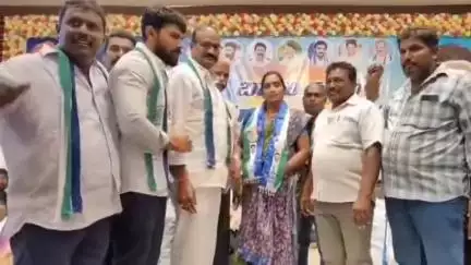 టీడీపీలో తనను గుర్తించలేదని పేర్ని నాని సమక్షంలో వైసీపీలో చేరిన బొర్రపోతుపాలెం గ్రామ టీడీపీ సర్పంచ్ గట్టే సుశీల మణి