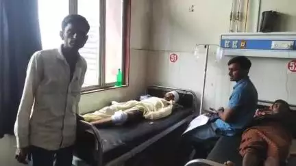 झालरापाटन: सीमावर्ती लिमोदा गांव में घर में सो रहे युवक पर 2 लोगों ने धारदार हथियार से किया हमला, जिला अस्पताल में इलाज जारी