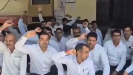 कनीना: वकील से मारपीट मामले में पुलिस द्वारा आरोपियों को गिरफ्तार न करने पर कनीना बार एसोसिएशन का धरना