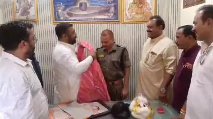 शाजापुर: एडिशनल एसपी टीएस बघेल का शाजापुर से मंदसौर स्थानांतरण होने पर नगर पालिका उपाध्यक्ष ने साफा बांधकर किया सम्मान