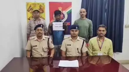 धनबाद/केंदुआडीह: धनबाद रेलवे स्टेशन से मोबाइल चोर गिरफ्तार, ऑपरेशन यात्री सुरक्षा के तहत मिली बड़ी सफलता