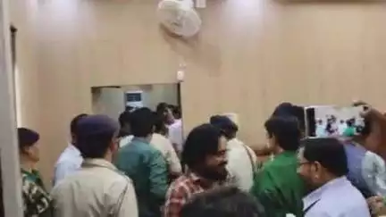 देवघर: परिसदन सभागार में स्वास्थ्य मंत्री इरफान अंसारी ने श्रावणी मेले को लेकर ज़िला स्तर के अधिकारियों के साथ की अहम बैठक