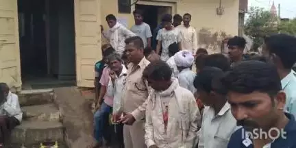 डही: कृषि विभाग की मांग पर कुक्षी के खाद केंद्रों पर पुलिस बल तैनात, खाद न मिलने पर पुलिस ने किसानों को मनाया