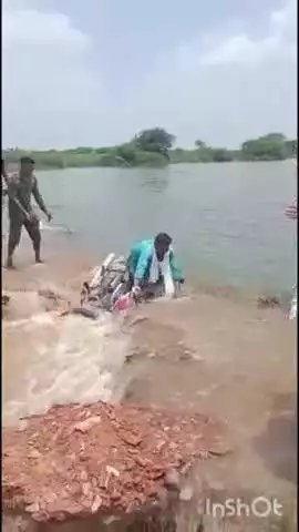 टोंक: बनास नदी गहलोद रपट टूटने से एक बाइक सवार बाल-बाल बचा, वीडियो आया सामने