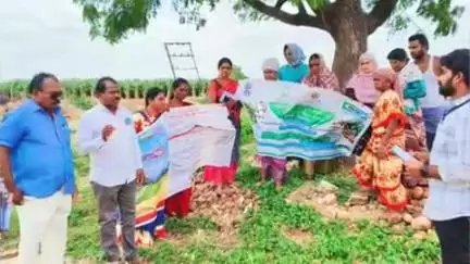 జమ్మలమడుగు: ముద్దనూరు : బడుగువారిపల్లెలో పొలం పిలుస్తోంది కార్యక్రమంలో పాల్గొన్న శాస్త్రవేత్తలు,వ్యవసాయాధికారులు