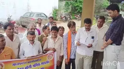सरदारपुर: दैनिक वेतनभोगी कर्मचारियों ने विभिन्न मांगों को लेकर SDM ऑफिस पर तहसीलदार को दिया ज्ञापन