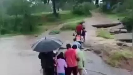 अलीराजपुर: जिले के चांदपुर क्षेत्र मे जानजोखिम डालकर ग्रामीणजन,स्कूली छात्र-छात्राएं कर रहे है पुलिया पार,बनी जन समस्या #jansamsaya