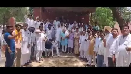 कांग्रेस कार्यकर्ताओं और किसानों ने सिंचाई पानी पूरा देने की मांग को लेकर कलेक्ट्रेट पर किया प्रदर्शन