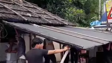 করিমগঞ্জ: ফুটপাত মুক্ত করতে শ্রীভূমি জেলা প্রশাসন ও পৌরসভার উদ্যোগে শ্রীভূমি স্টেশন রোড এলাকায় চলল উচ্ছেদ অভিযান