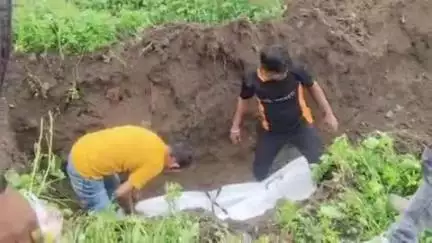 मुर्तीजापूर: राष्ट्रीय महामार्ग ५३ लगतच्या हिंदू स्मशानभूमी येथे ७० वर्षिय अनोळखी इसमाचा हिंदू रीतीरिवाजाप्रमाणे अंत्यविधी संपन्न