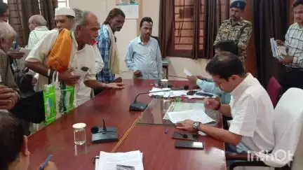 अशोक नगर: कलेक्ट्रेट में आयोजित जनसुनवाई में कलेक्टर ने सुनी लोगों की समस्याएँ, 368 आवेदन हुए प्राप्त