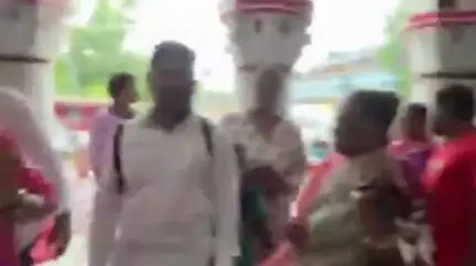 বারুইপুর: ধপ ধপি  সুপ্রাচীন বাবা দক্ষিণেশ্বর মন্দিরের পূজো দিলেন জাদবপুর লোকসভা কেন্দ্রের সাংসদ সায়নী ঘোষ